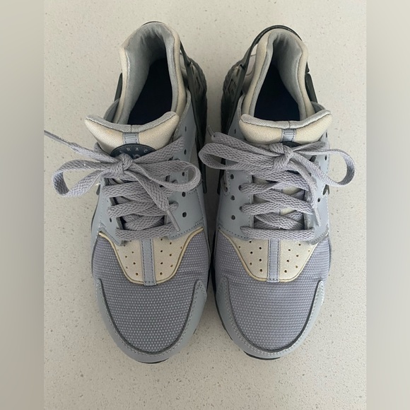 Nike Huarache Sneaker - Picture 2 of 4